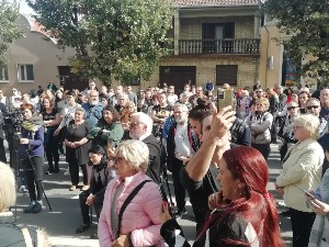 Протест Вршчана због убиства девојчице испред Центра за социјални рад и суда