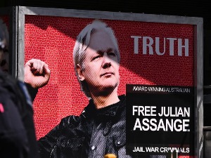 Протести новинара против изручења Асанжа у Београду и Грачаници
