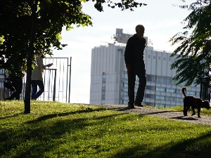 Смена сунца и облака, увече не крећите нигде без кишобрана