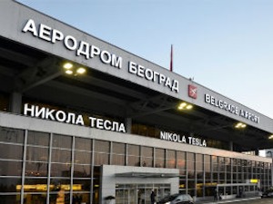 Авион принудно слетео у Београд, детету позлило