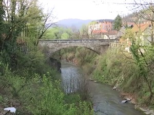 Ивањица, младић пао са висине од 30 метара, прикључен на апарате