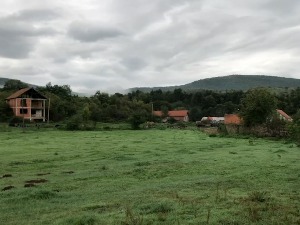 Цело село код Вучитрна узурпирао један човек, власници више од 20 година не могу на своја имања