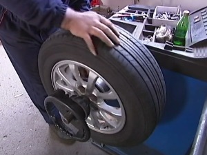 Вожња зими са летњим гумама – као снагатор у јапанкама на леду