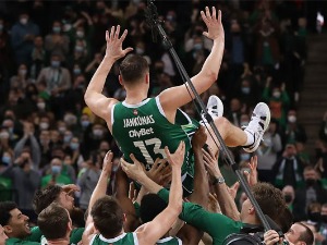 Јанкунасов дрес са бројем 13 подигнут под сводове "Жалгирио арене"
