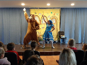 Глумци Пан театра са ђацима допунске школе у Хамбургу  