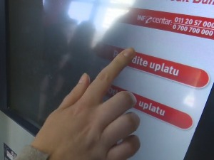 Банкомати и дигитална секретарица уместо шалтера – зашто старији немају поверења у нови систем