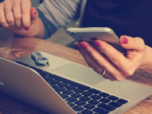 Скоро сви у Србији имају ТВ и мобилни телефон, 27 одсто не купује преко интернета