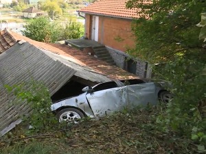 Страх у београдском насељу због слетања возила на куће, мењају кров и блокове "по ко зна који пут"
