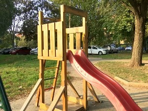 Ко је одговоран што је на дечјем игралишту љуљашка пала на главу мајци с дететом у наручју