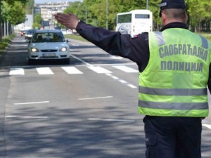 МУП: Возачи да буду нарочито опрезни у близини пешачких прелаза, пропуштање пешака обавезно