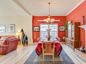 Топли земљани и ружичасти тонови су тренд за уређење дома у 2023. години