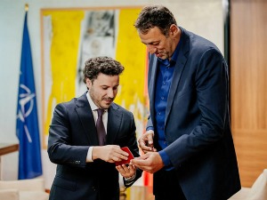Абазовић уручио црногорски пасош Дивцу