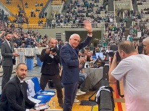 Жељко Обрадовић овацијама дочекан у Оаки, поклонио се публици