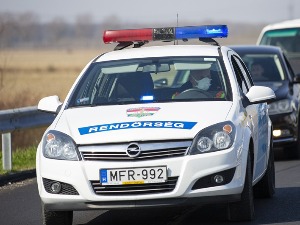 Ухапшен малолетни држављанин Србије у Мађарској, сумња се да је превозио мигранте