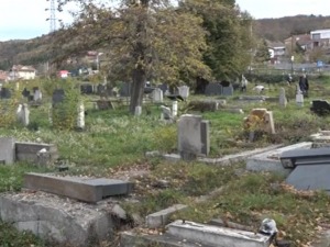 Срби обишли гробље у јужном делу Митровице, опет затекли порушене споменике