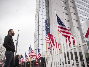 Протест против владе Аљбина Куртија – постављене заставе САД, прозори обојени у црно
