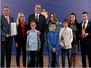 Председник Србије уручио одликовања суспендованим полицајцима