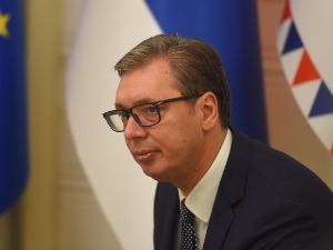 Вучић стигао у Париз, прво сусрет са Макроном