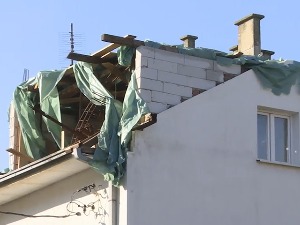 Комшија скинуо кров зграде на Чукарици и оставио станаре под ведрим небом