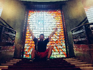 Широм затворених очију: Ди-џеј Кристијан Молнар