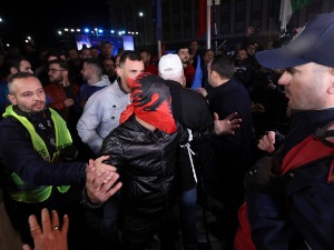 Протест албанске опозиције, бачена фарба на Рамин кабинет