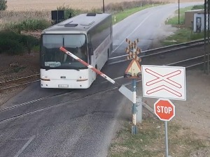 Није воз бицикл, упозоравају машиновође – опасно играње са давањем гаса преко пружних прелаза