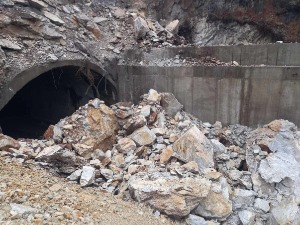 Одрон код Гостуна, екипе "Путева Ужице" уклањају земљу, наносе камена и стење