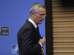 Столтенберг: Кфор остаје на опрезу