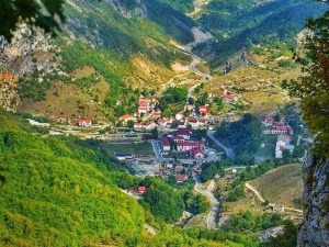 Сваке недеље у Шавник на изборе: Политика је стигла у мали град и направила хаос Сваке недеље у Шавник на изборе: Политика је стигла у мали град и направила хаос
