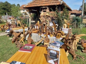 Траг- Лапово, варош необичних уметника