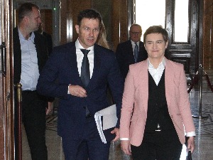Дужничка дилема Синише Малог: Треба ли старе јефтиније зајмове мењати новим скупљим кредитима Дужничка дилема Синише Малог: Треба ли старе јефтиније зајмове мењати новим скупљим кредитима