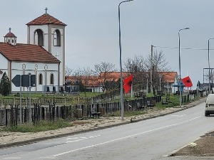 У Клокоту албанске заставе; Канцеларија за КиМ: Још један покушај  застрашивања