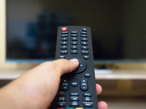 Млади на мрежама, старији уз ТВ - многи никада не проверавају вести