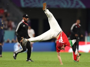 Мушкарац са заставом Палестине упао на терен током меча Тунис – Француска