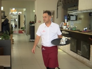 Посла има, зарада изнад просека, али се конобари месецима не јављају на огласе