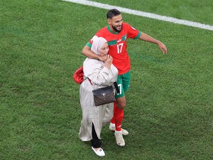 Дирљива слика са Ел Тумаме: Мароканац са мајком слави историјску победу
