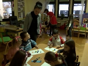 Шабачки предшколци продају своје цртеже за помоћ Теодори да оде на операцију у Турску