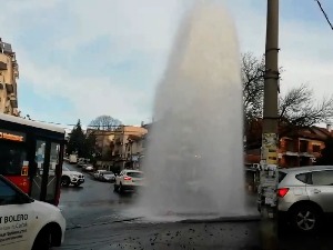 Улични "гејзир" у Жаркову