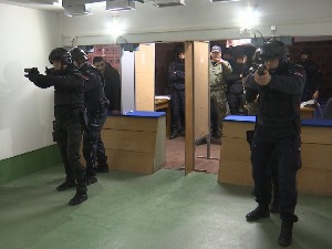 Будући официри МУП-а се током школовања обучавају да рукују оружјем, али и да се бране од хакера