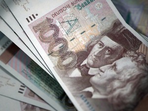По сламарицама заостало 12 милијарди немачких марака и две деценије после увођења евра