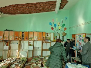 Обрушио се део плафона у вртићу у Инђији, шесторо деце повређено