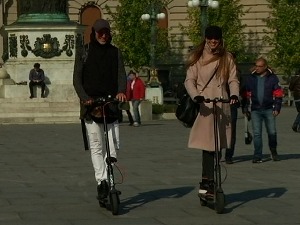 Да ли је електричним тротинетима место међу пешацима, шта предвиђа нацрт закона 