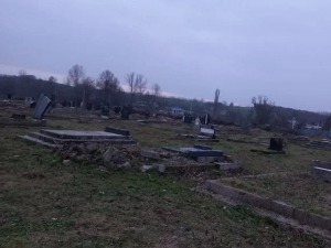 Порушен велики број споменика и гробница на православном гробљу у Ђаковици