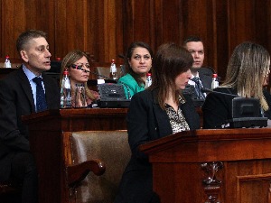 Влада предложила дa се финансирање јавних сервиса кроз таксе продужи још годину дана