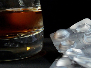 Које лекове не треба мешати са алкохолом – стручњаци објашњавају ризике 