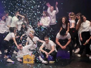 Предаја пантљика - традиција матураната гимназије "Никола Тесла" у Будимпешти