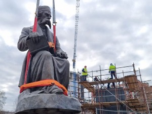 Обновљени Вуков споменик враћен на постамент