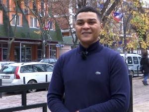 Бори је мајка из Намибије, матерњи енглески – уместо Берлина за студије одабрао Косовску Митровицу