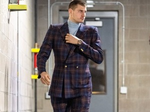 Јокићева одела одушевила Барклија, НБА лига добила нову модну икону