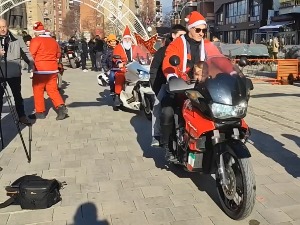 Поклони за малишане од бајкера у Косовској Митровици